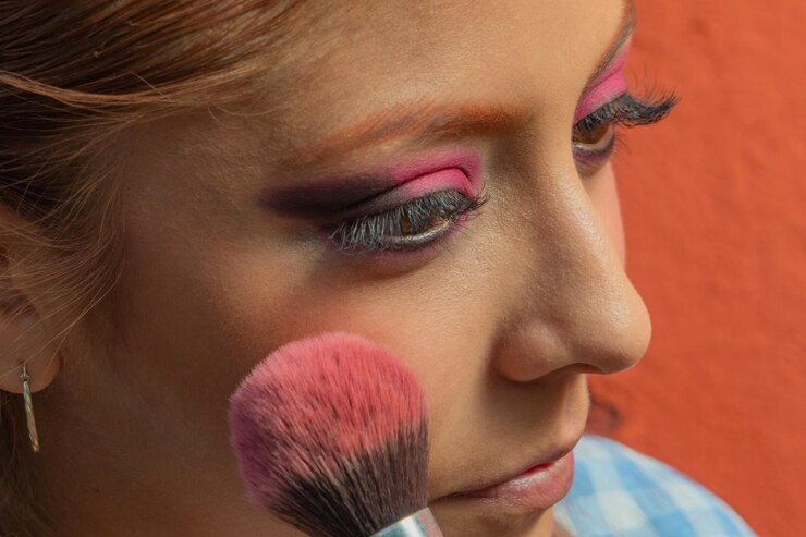 Een jonge Mexicaanse danseres past haar make-up aan voor een traditionele dans