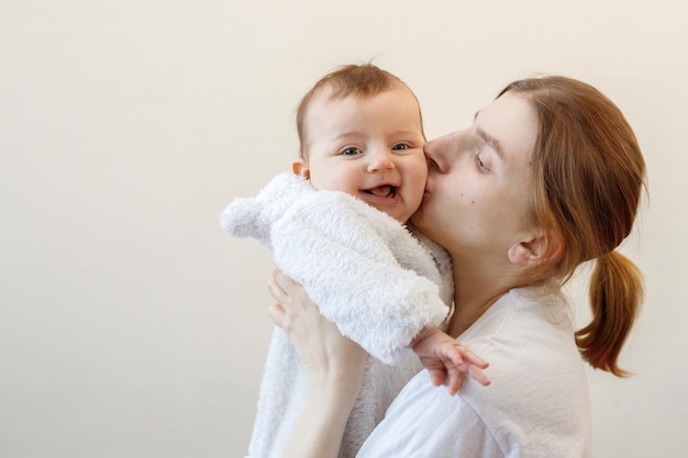 Een jonge moeder kust een kinderportret vrije ruimte voor tekst