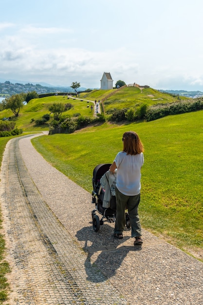 Een jonge moeder loopt haar zoon op het pad in het natuurpark van Saint Jean de Luz genaamd Parc de Sainte Barbe, Col de la Grun in het Franse Baskenland