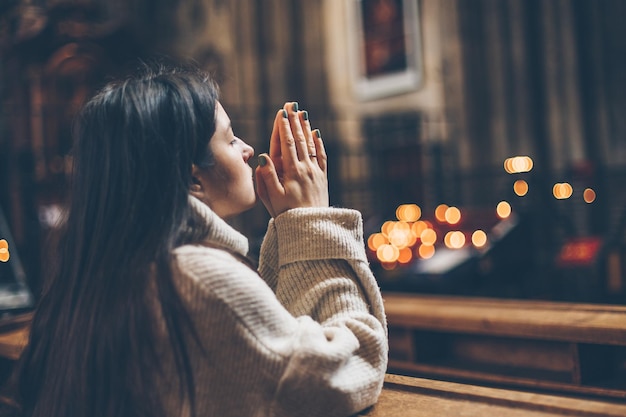 Een jonge mooie vrouw kwam naar de tempel om tot God te bidden De parochiaan van de kerk