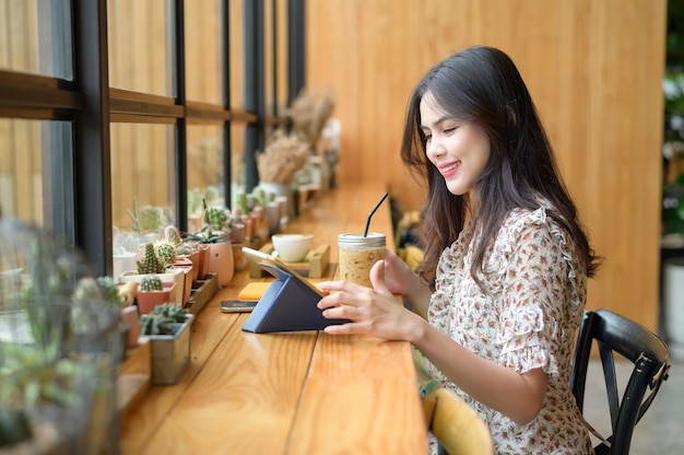 Een jonge mooie vrouw werkt in de coffeeshop