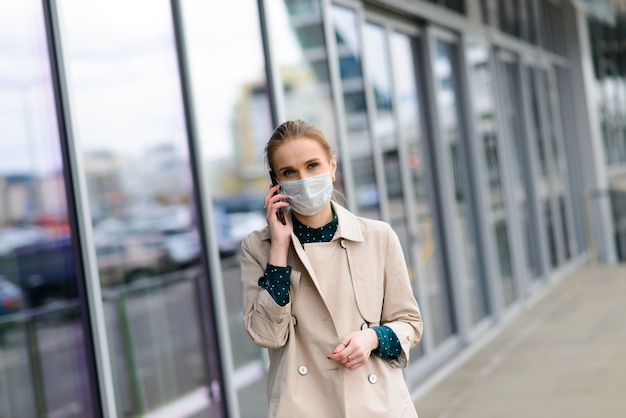 Een jonge onderneemster die een gezondheidsmasker draagt