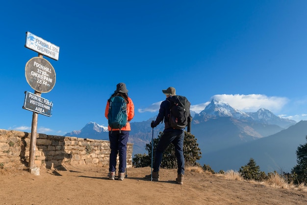 Een jonge reiziger die in poon hill-gezichtspunt in ghorepani nepal trekt