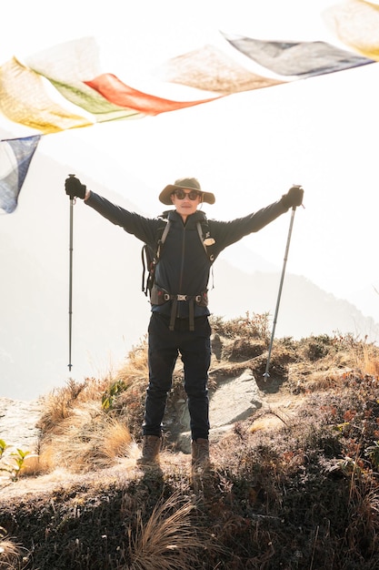 Een jonge reiziger die op bospad nepal trekt