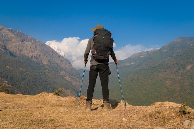 Een jonge reiziger die op bospad Nepal trekt