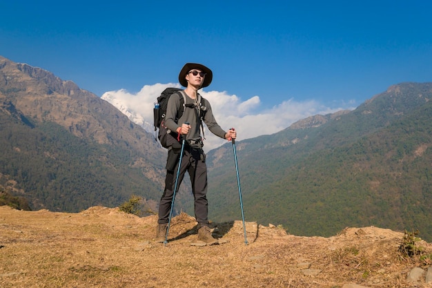 Een jonge reiziger die op bospad nepal trekt