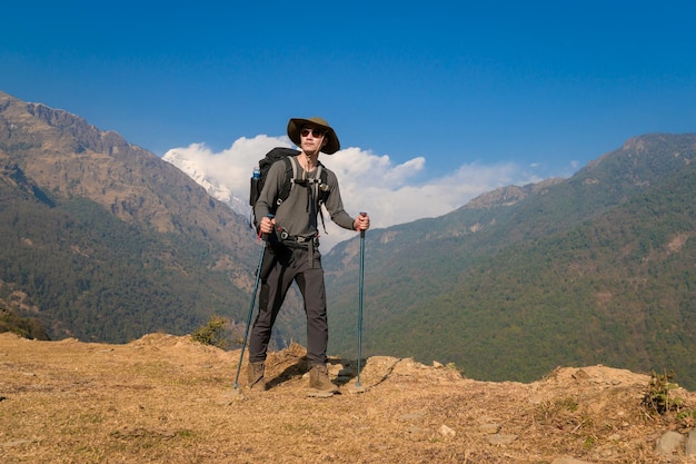 Een jonge reiziger die op bospad Nepal trekt