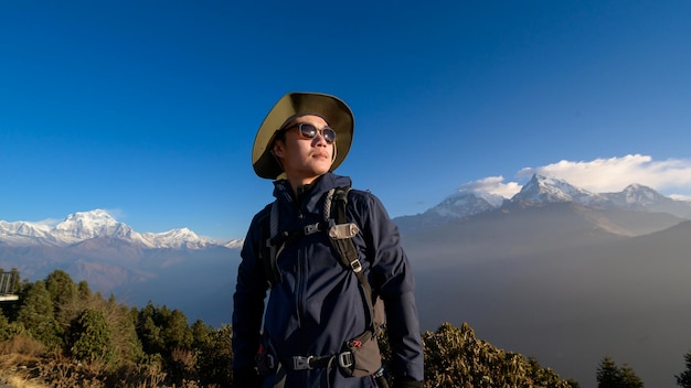 Een jonge reiziger trekt in het uitkijkpunt poon hill in ghorepani, nepalx9xa