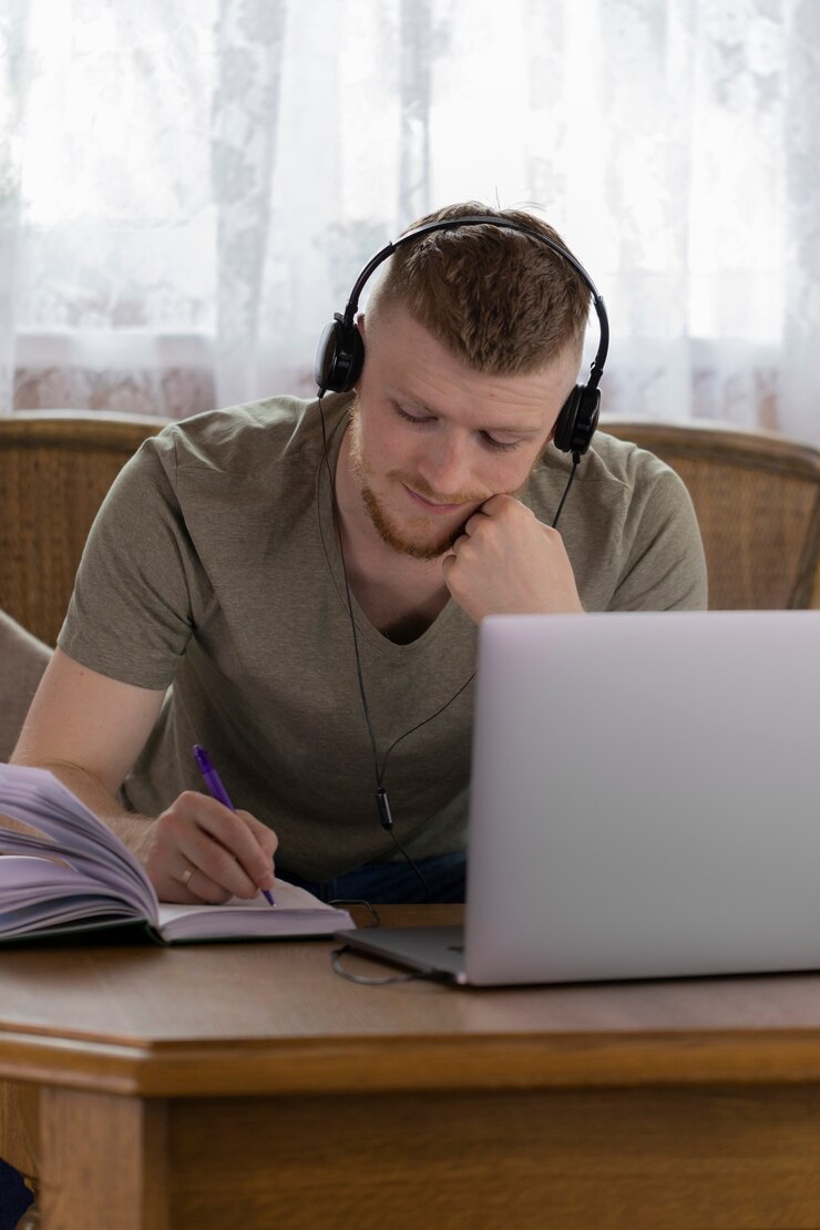 Een jonge student studeert op afstand van huis met een laptop aan de universiteit