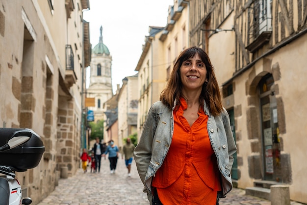 Een jonge toerist bij de middeleeuwse vakwerkhuizen in Rennes. Hoofdstad van de provincie Bretagne, Frankrijk