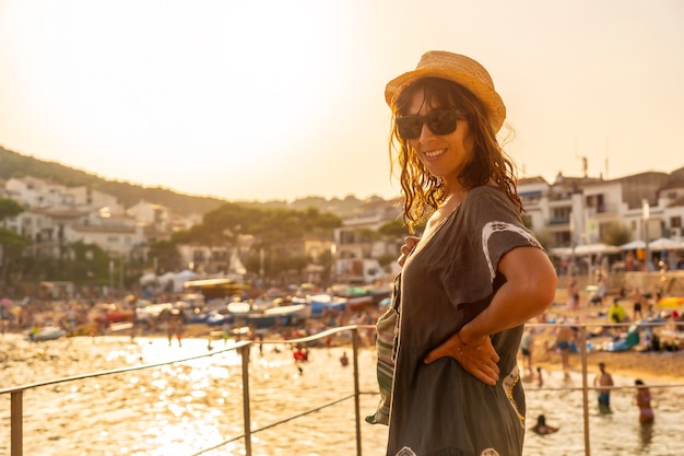 Een jonge toerist bij zonsondergang aan de kust van Tamariu in de stad Palafrugell. Girona, Costa Brava in de Middellandse Zee