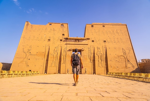 Een jonge toerist die de tempel van Edfu betreedt in de stad Edfu, Egypte