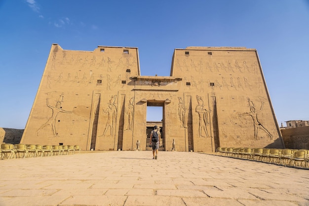 Een jonge toerist die de tempel van Edfu betreedt in de stad Edfu, Egypte