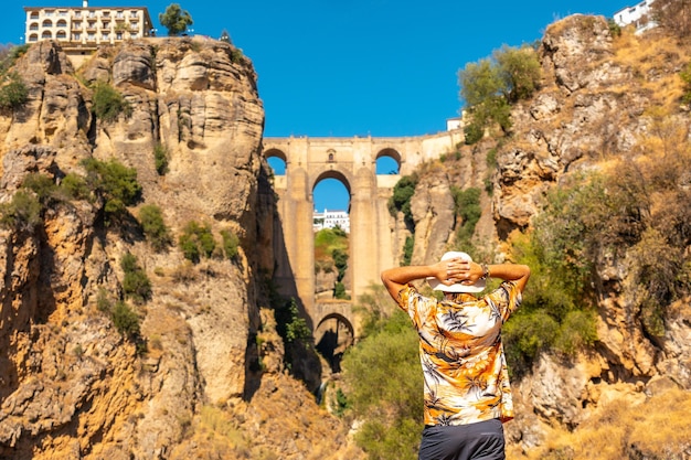 Een jonge toerist die het nieuwe bruggezichtspunt bezoekt in de provincie Ronda in Malaga Andalusië