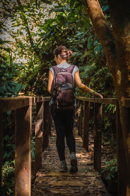 Een jonge toerist in een brug in het Cerro Azul Meambar National Park Panacam Yojoa