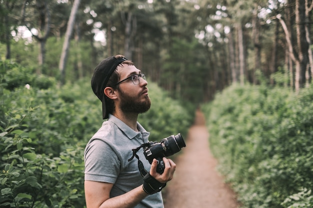 Een jonge toerist in het bos