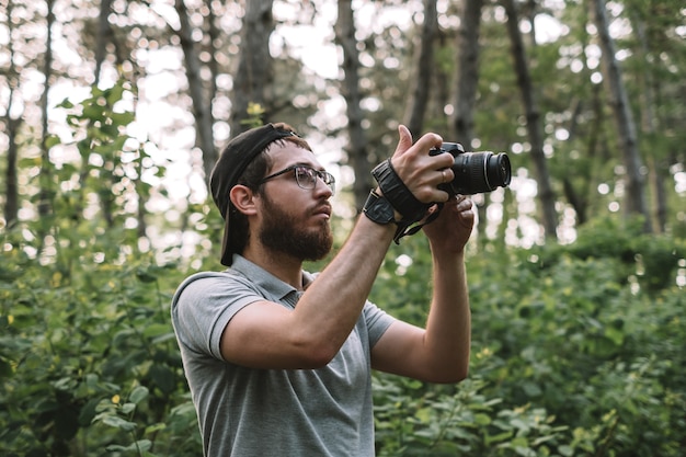 Een jonge toerist in het bos