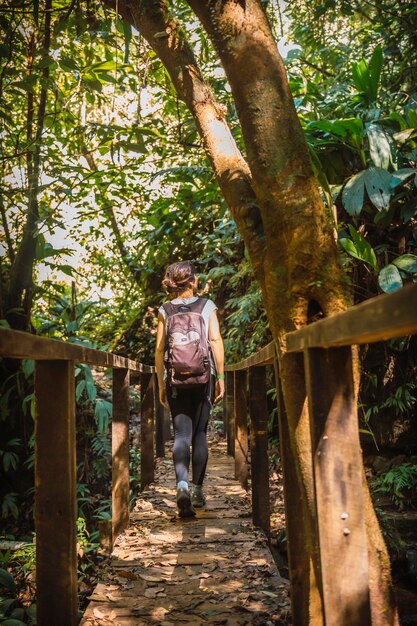 Een jonge toerist kijkt naar het landschap vanaf een brug in de Cerro Azul Meambar