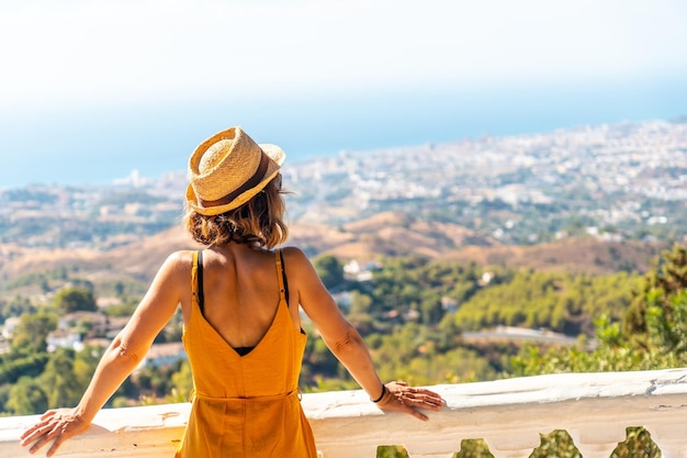 Een jonge toerist kijkt vanuit het gezichtspunt in de gemeente Mijas in Malaga Andalusië