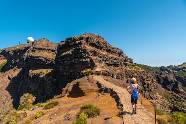 Een jonge toerist op het pad naar Pico do Arieiro vanuit het uitkijkpunt Ninho da Manta, Madeira Portugal