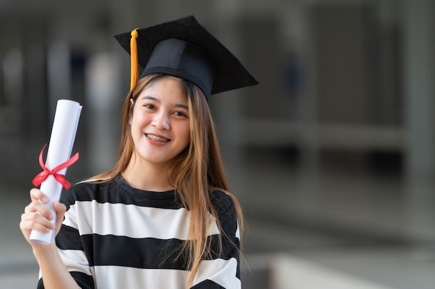 Een jonge universitair afgestudeerde is in het bezit van een diploma