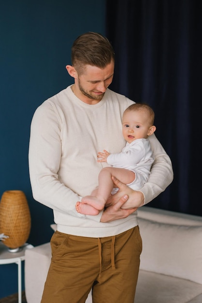 Een jonge vader houdt zachtjes een schattige baby in zijn armen Portret van een vader en een klein kind van een zoon