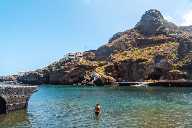 Een jonge vrouw aan het baden op vakantie in de stad Tamaduste op het eiland El Hierro Canarische Eilanden Spanje