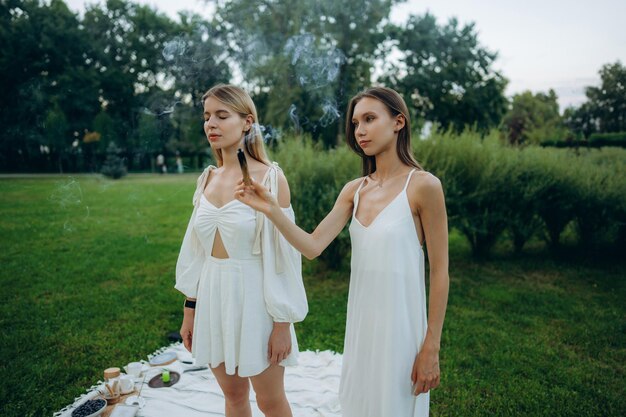 Foto een jonge vrouw beoefent meditatie in de natuurmeditatie met rookfoto van hoge kwaliteit