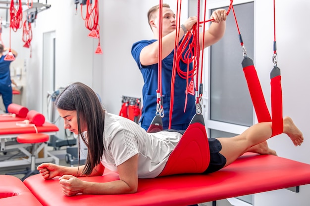 Een jonge vrouw bij een doktersafspraak met een rehabilitoloog