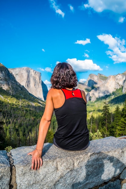 Een jonge vrouw bij het uitkijkpunt Tunnel View Yosemite National Park