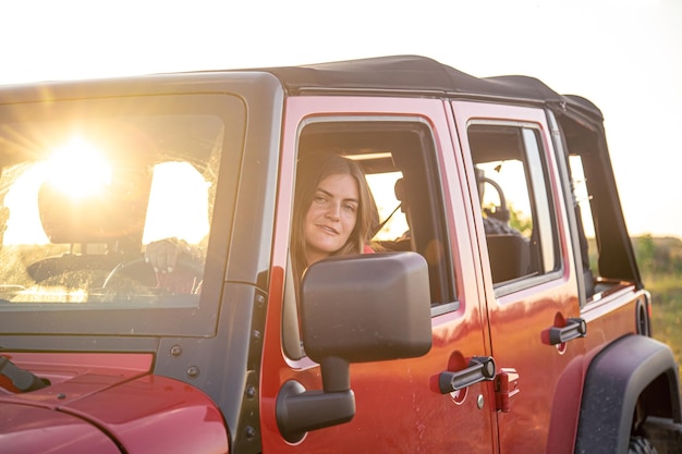 Een jonge vrouw die een SUV bestuurt op het platteland