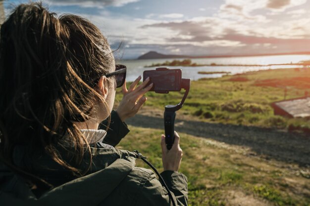 Foto een jonge vrouw die ijsland verkent