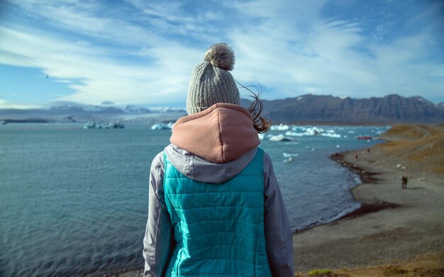 Foto een jonge vrouw die ijsland verkent