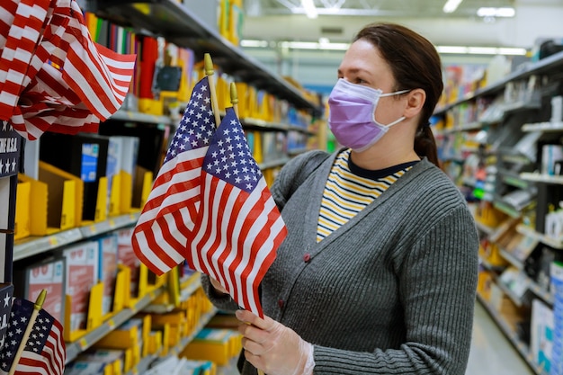 Een jonge vrouw die in een supermarkt winkelt tijdens een virusepidemie op gezicht onder het masker met coronavirus covid-19