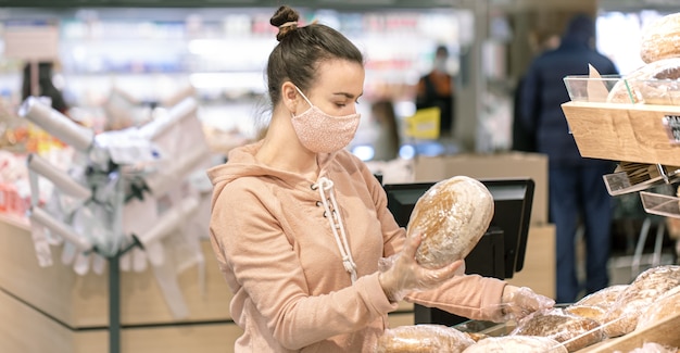 Een jonge vrouw die in een supermarkt winkelt tijdens een virusepidemie.