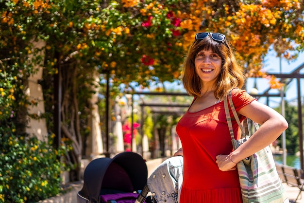 Een jonge vrouw die lacht met haar zoon in de auto die door het Parque de las Naciones loopt in de stad Torrevieja, Alicante, Middellandse Zee. Spanje