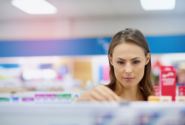 Een jonge vrouw die medicijnen koopt in een apotheek