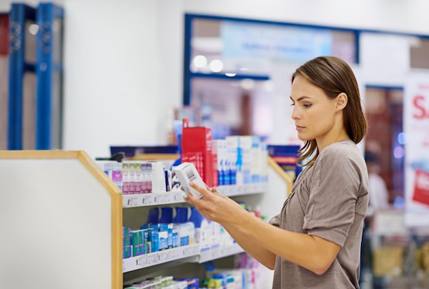 Een jonge vrouw die medicijnen koopt in een apotheek