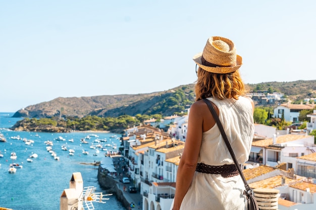 Een jonge vrouw die op vakantie naar de stad Cadaques kijkt vanuit een gezichtspunt, Costa Brava van Catalonië, Gerona, Middellandse Zee. Spanje