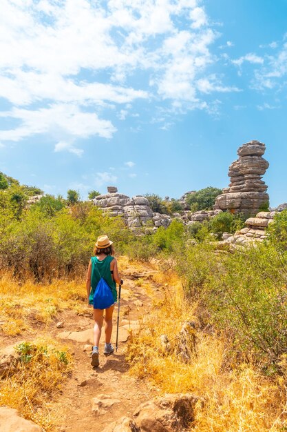 Een jonge vrouw die trekt in Torcal de Antequera op het groene en gele pad Malaga