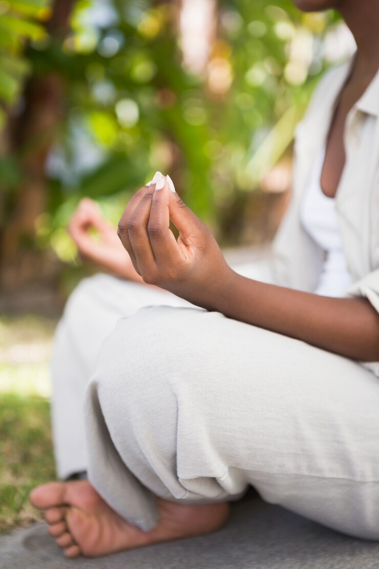 Foto een jonge vrouw die yoga doet