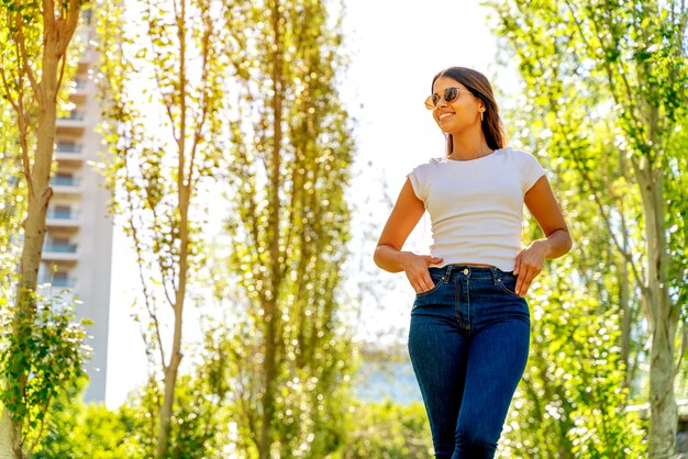 Een jonge vrouw die zich voordeed in een park op een zonnige dag