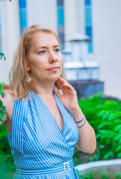 Een jonge vrouw droomt in het park