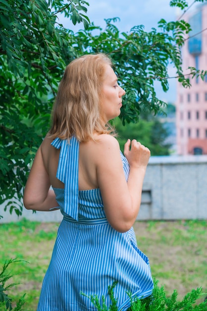 Een jonge vrouw droomt in het park