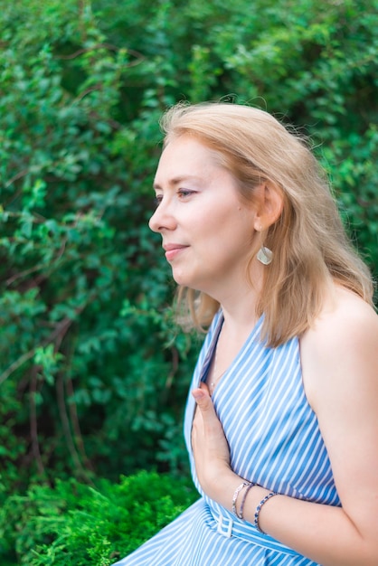 Een jonge vrouw droomt in het park