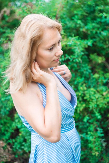 Een jonge vrouw droomt in het park