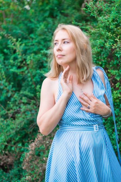 Een jonge vrouw droomt in het park