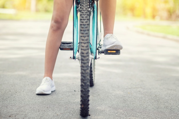 Een jonge vrouw fietst de zonsondergang in het park in