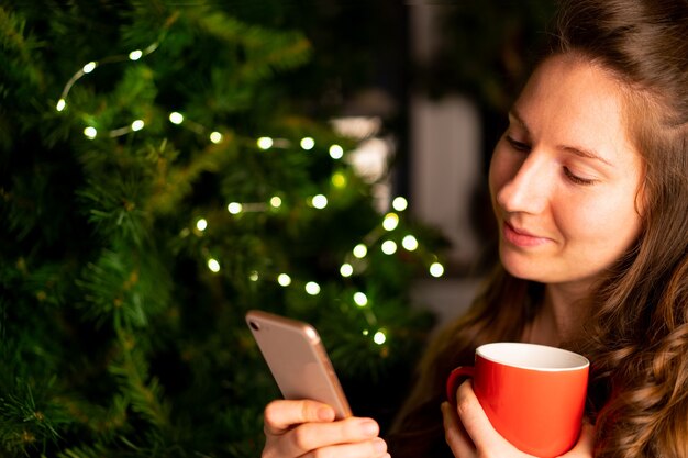 Een jonge vrouw gebruikt een mobiele telefoon om haar familie op afstand te bellen