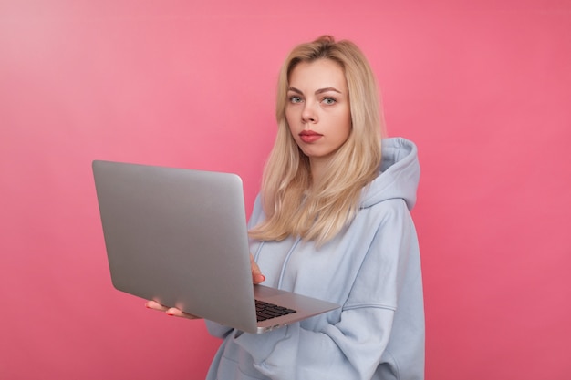 Een jonge vrouw heeft een laptop in haar handen